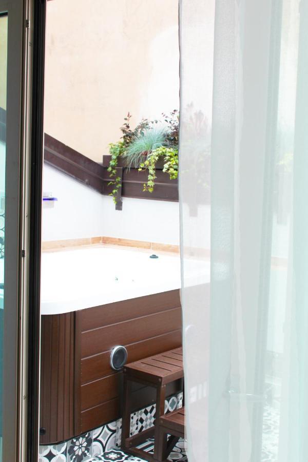 Day&Night Luxury Apartment, 2 Bedrooms, Terrace, Jacuzzi Outdoor, Parking Triest Exterior foto